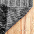 Gros tapis en laine gris pour le salon